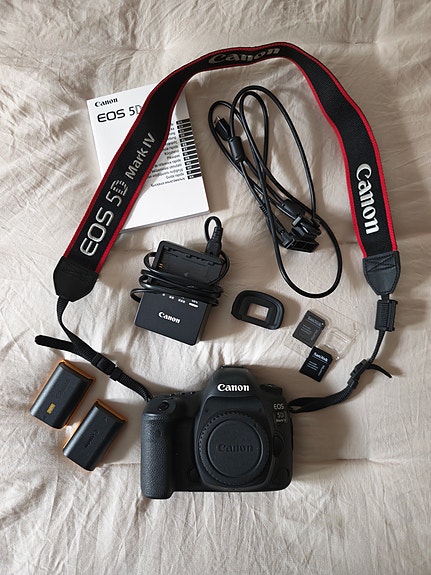 Canon EOS 5D Mark IV kahdella akulla