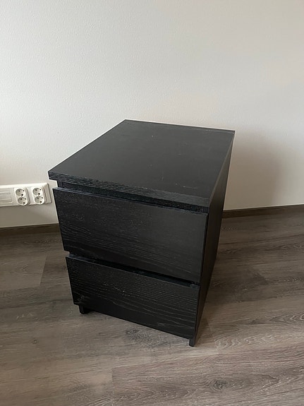 Malm yöpöytä mustanruskea