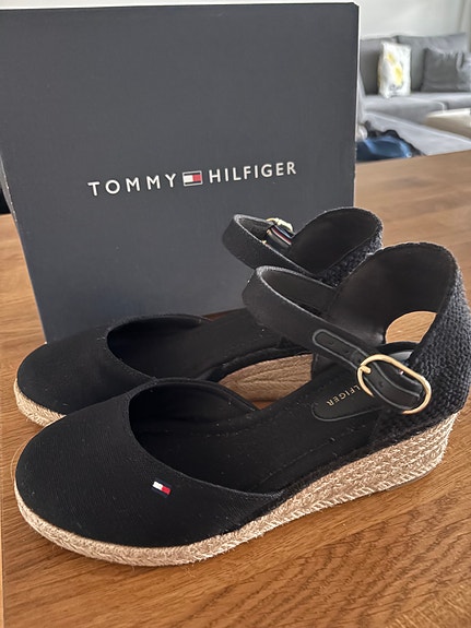Tommy Hilfiger mustat sandaalit kiilakorolla koko 37