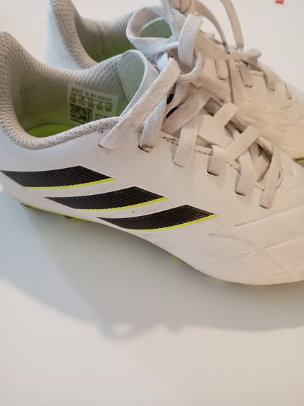 Adidas jalkapallo kengät