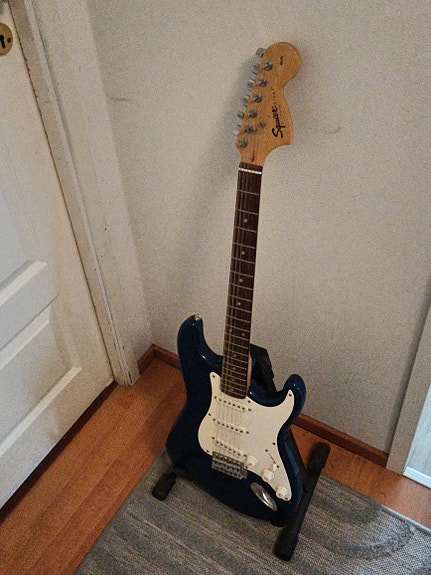Squier Stratocaster by Fender + pieni vahvistin – valmis soittopaketti