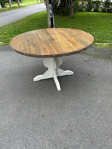 Pyöreä pöytä puinen