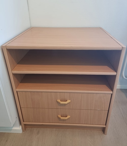 Pieni lipasto / hyllykkö kahdella laatikolla