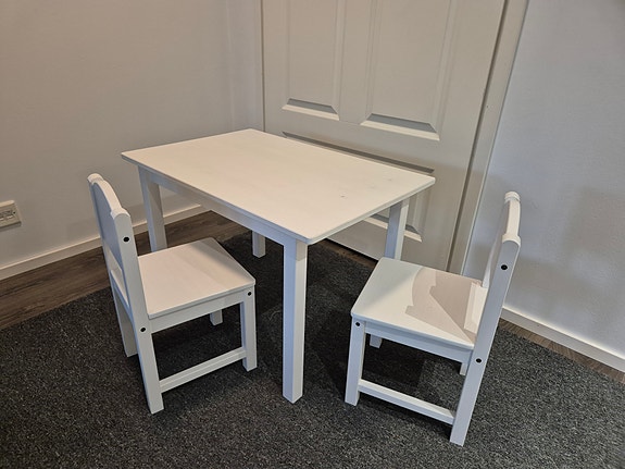 IKEA Sundvik lasten pöytä ja tuolit valkoinen, Varattu