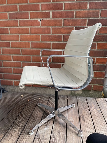Eames EA 108