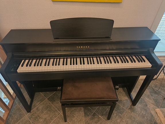 Yamaha Clavinova digitaalipiano ruskea