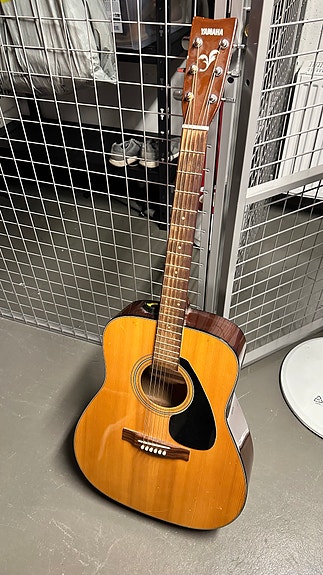 Yamaha F-340 akustinen kitara