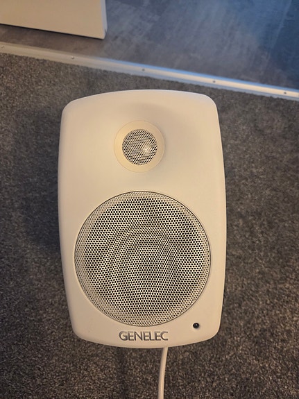 Myydään tarjousten perusteella hyvät Genelec kaiuttimet 2kpl tarjoa