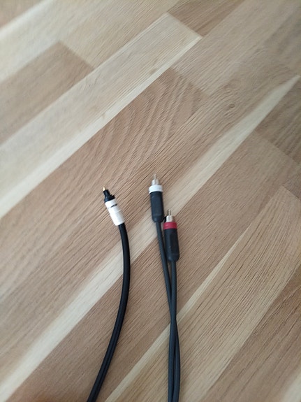 Optinen ja RCA Kaapeleita