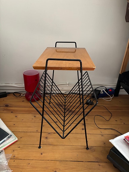 Design lehtihylly/sivupöytä