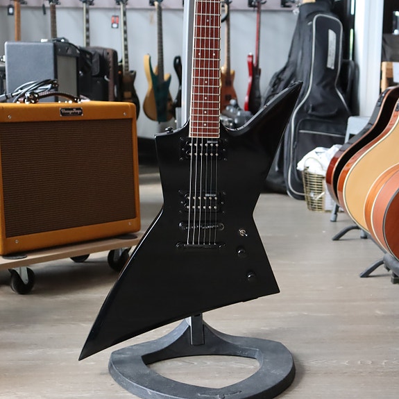 ESP LTD EX-200 Black 2019 sähkökitara + kova laukku