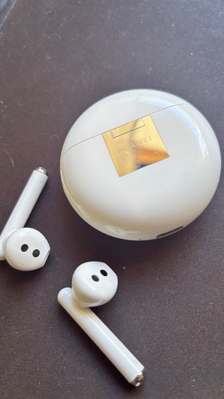 Huawei FreeBuds valkoiset langattomat nappikuulokkeet kotelolla