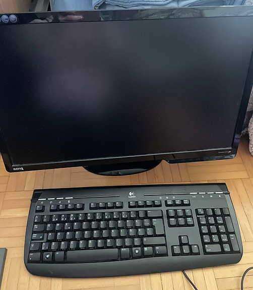 BenQ 24" näyttö + Logitech näppäimistö