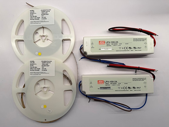 2 kpl laadukkaita LED muuntajia (24V/100W, Mean Well) sekä LED nauhaa