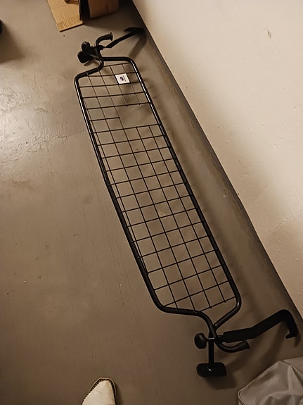Metallinen koiraverkko autoon