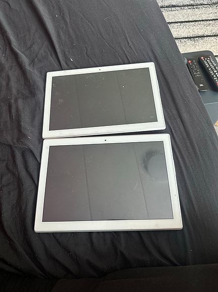 Myydään 2 Lenovo tablettia