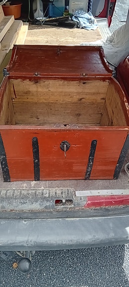 Todella vanha kirstu