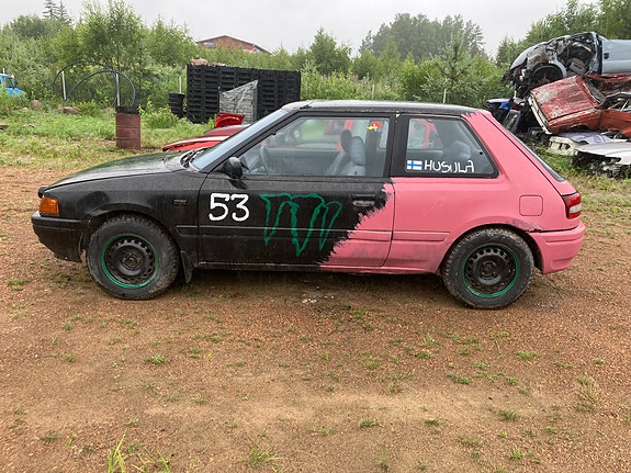 Mazda 323 osina.