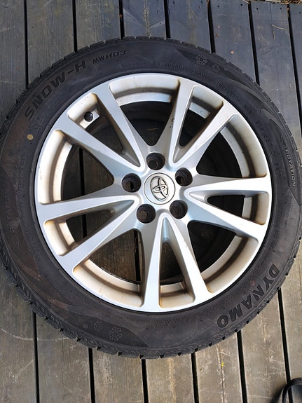 Toyota talvirenkaat alumiinivanteilla, koko 215/55R17 VARATTU