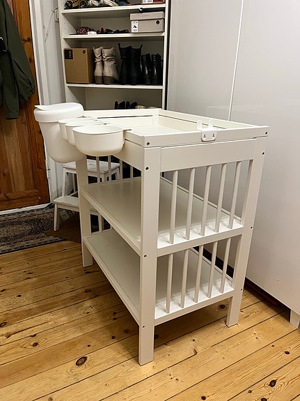 IKEA Gulliver valkoinen hoitopöytä hyllyillä + tarvikelaatikot
