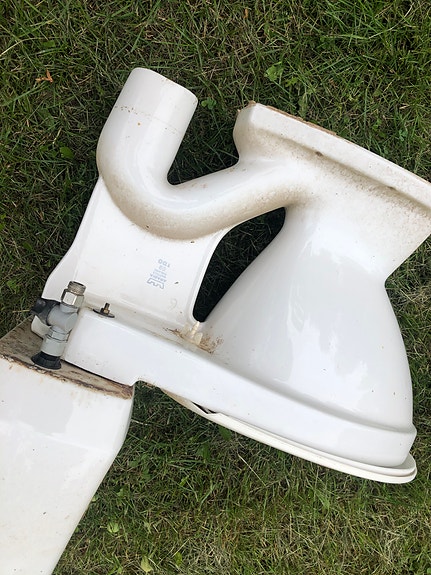 Ido wc pönttö, vuosia varastossa lojunut, lavuaari hanalla
