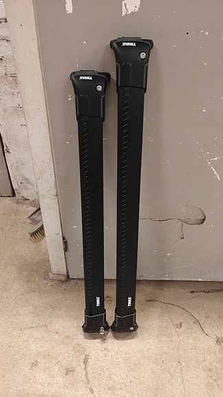 Thule Wingbar Edge mustat