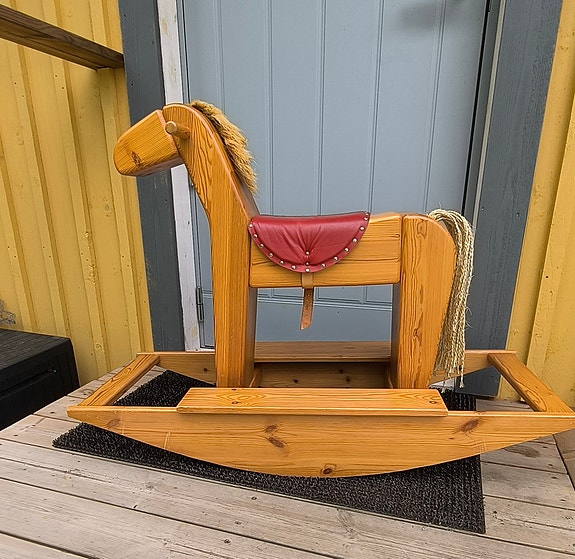 Puinen keinuhevonen