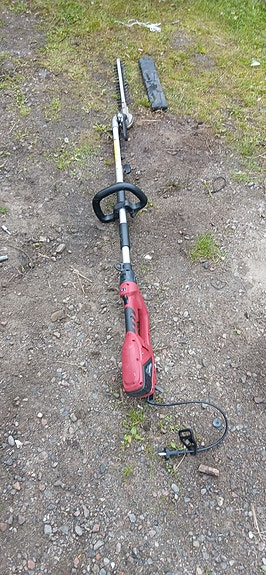 Sähkökäyttöinen pensasleikkuri jatkovarrella