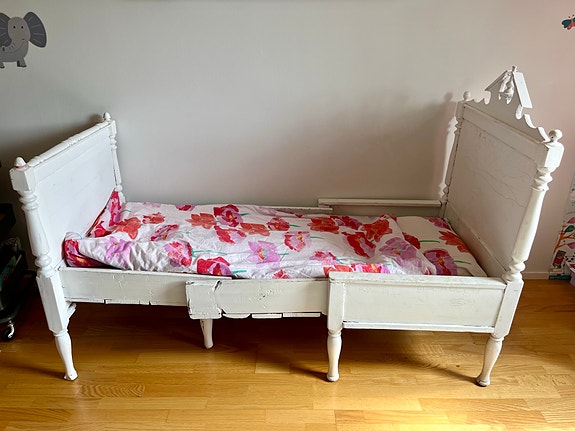 Vanha puinen antiikki sänky päästä jatkettava
