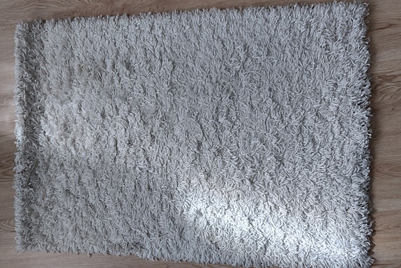 Myydään kaksi kappaletta valkoisia Hobby Hall:n mattoja
