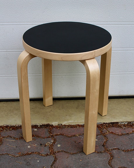 Artek Alvar Aalto E60 jakkara musta linoleumi