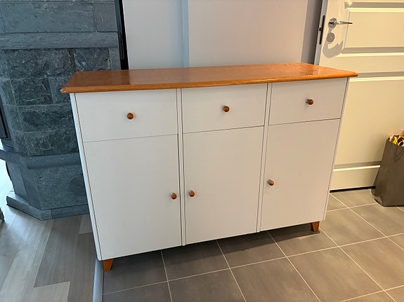 Valkoinen lipasto puutasolla 125 x 45 x 88 cm