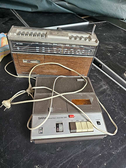 Philips vanha radio ja Saba kasettinauhuri