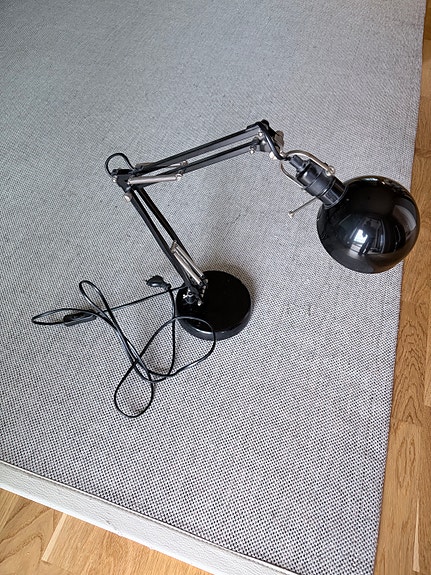 IKEA musta pöytälamppu