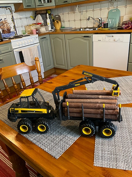 Ponssen metsätyökone ja 72 kpl tukkeja