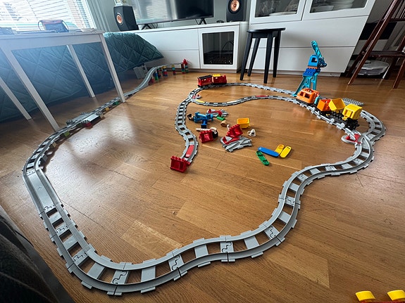 LEGO DUPLO City junarata ja palikkasetti