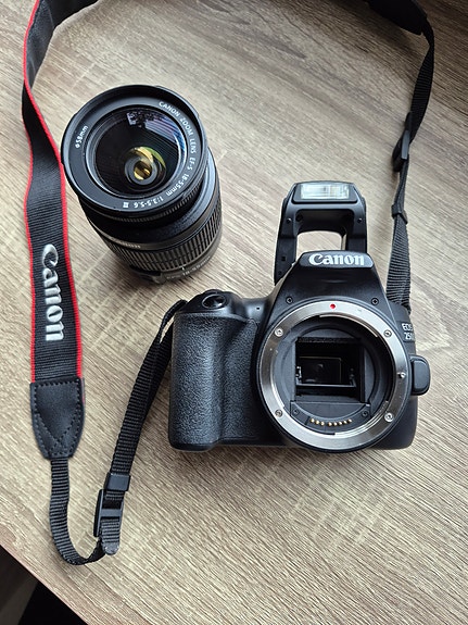 Canon EOS 250D järjestelmäkamera