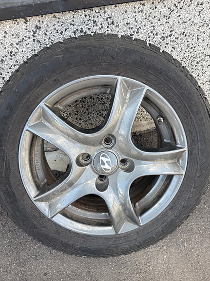 Myydän 4kpl hyundai vanteet nastoilla!