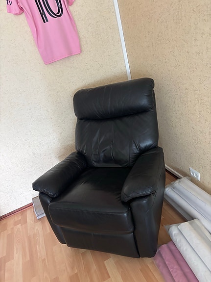 Nahkatuoli myynnissä