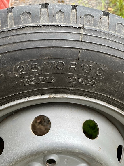 215/70 R15C renkaat vanteilla