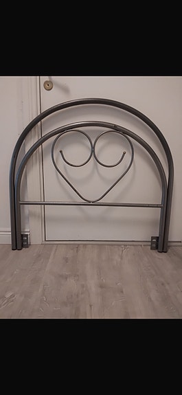 Metallinen sängynpääty harmaa