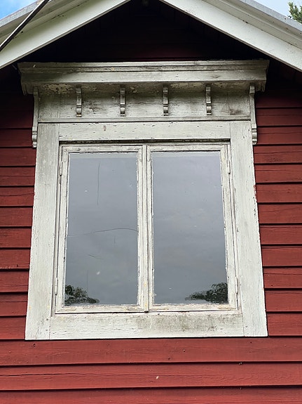 Vanha puuikkuna karmilla