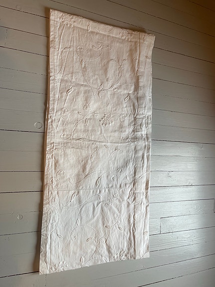 Valkoinen, kirjottu kappa verho 40x340cm