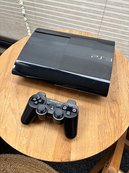 Playstation 3 Super Slim + Dualshock 3 ohjain