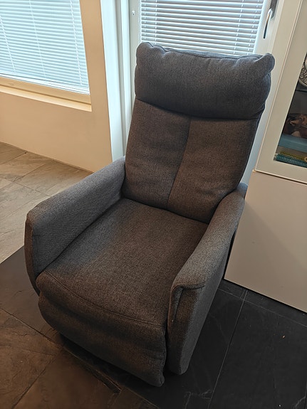 Harmaa nojatuoli mekanismilla