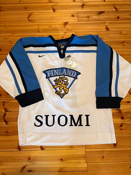 2004 World Cup of Hockey -pelipaita Saku Koivu 11
