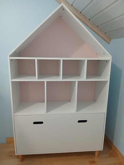 Jollyroom lasten hylly / talohylly valkoinen vaaleanpunaisella taustalla