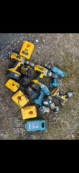 DeWalt ja Makita akkuporakoneet ja laturit