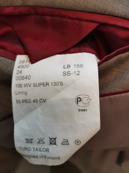 Turo Taylor harmaa puku ja Dressman musta puku