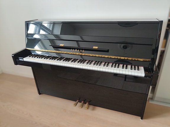 Yamaha piano C108